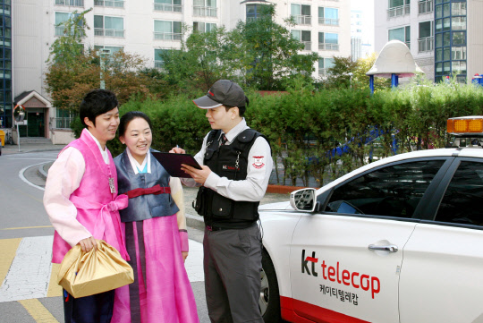 KT텔레캅은 긴 연휴 동안 고객들이 안심하고 추석을 보낼 수 있도록 '안심보안서비스'를 제공한다고 28일 밝혔다. KT텔레캅 출동대원이 고향으로 떠나는 고객에게 안심보안서비스를 설명하고 있다. KT텔레캅 제공